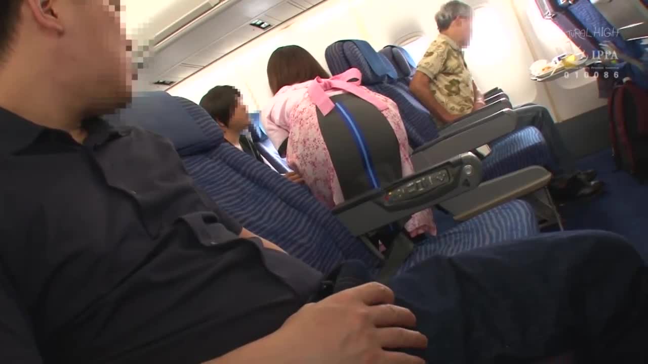 CA 飛機蕩婦 8 一個皮膚白皙的乳房 CA 在乘客面前射乳頭 - AV大平台 - 中文字幕，成人影片，AV，國產，線上看